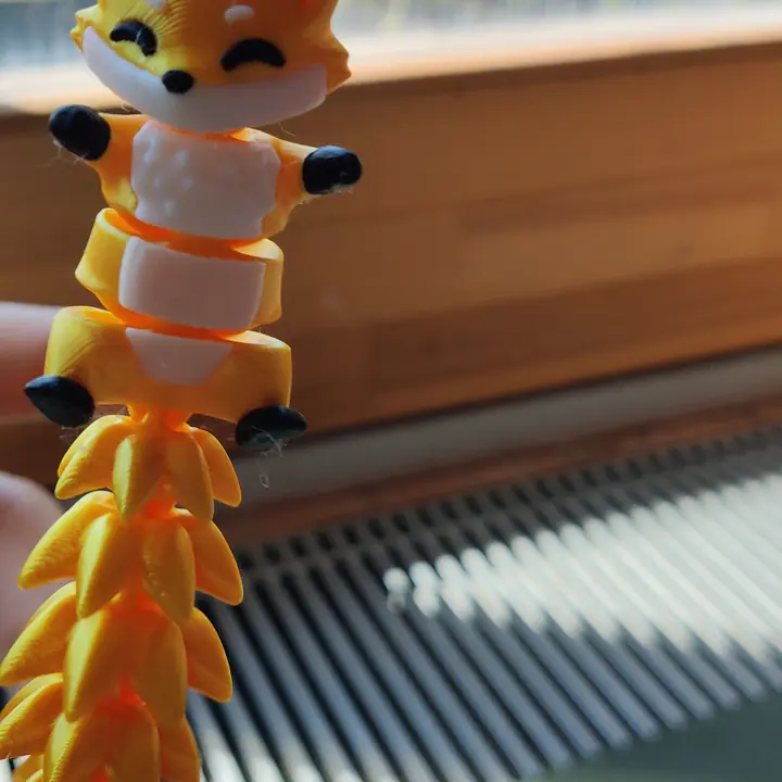 Táska Charm - Cuki flexi róka – hajlékony 3D nyomtatott figura és kulcstartó hátizsákra, táskára Táska Charm - Cuki flexi róka – hajlékony 3D nyomtatott figura és kulcstartó hátizsákra, táskára - Image 2