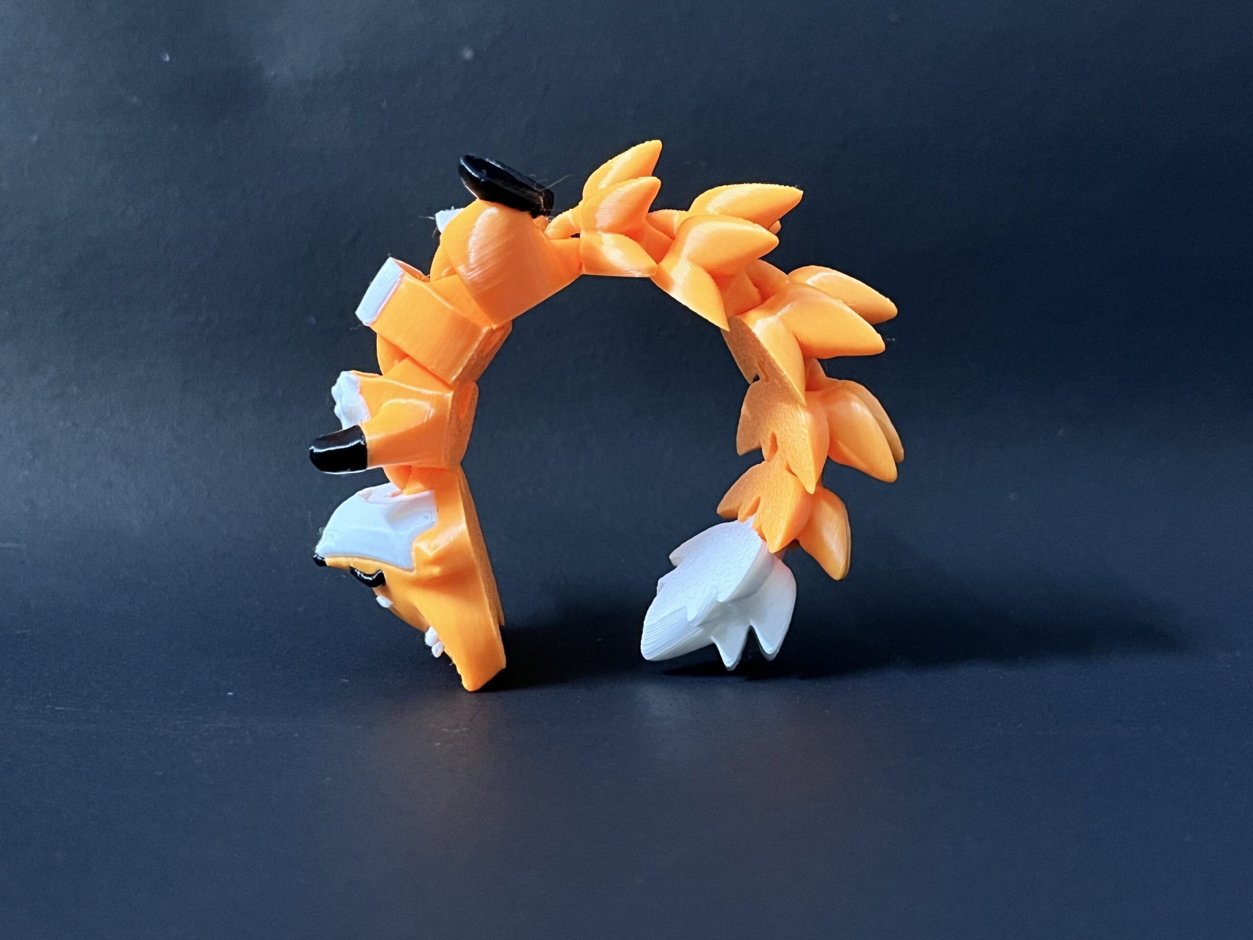 Táska Charm - Cuki flexi róka – hajlékony 3D nyomtatott figura és kulcstartó hátizsákra, táskára Táska Charm - Cuki flexi róka – hajlékony 3D nyomtatott figura és kulcstartó hátizsákra, táskára - Image 4